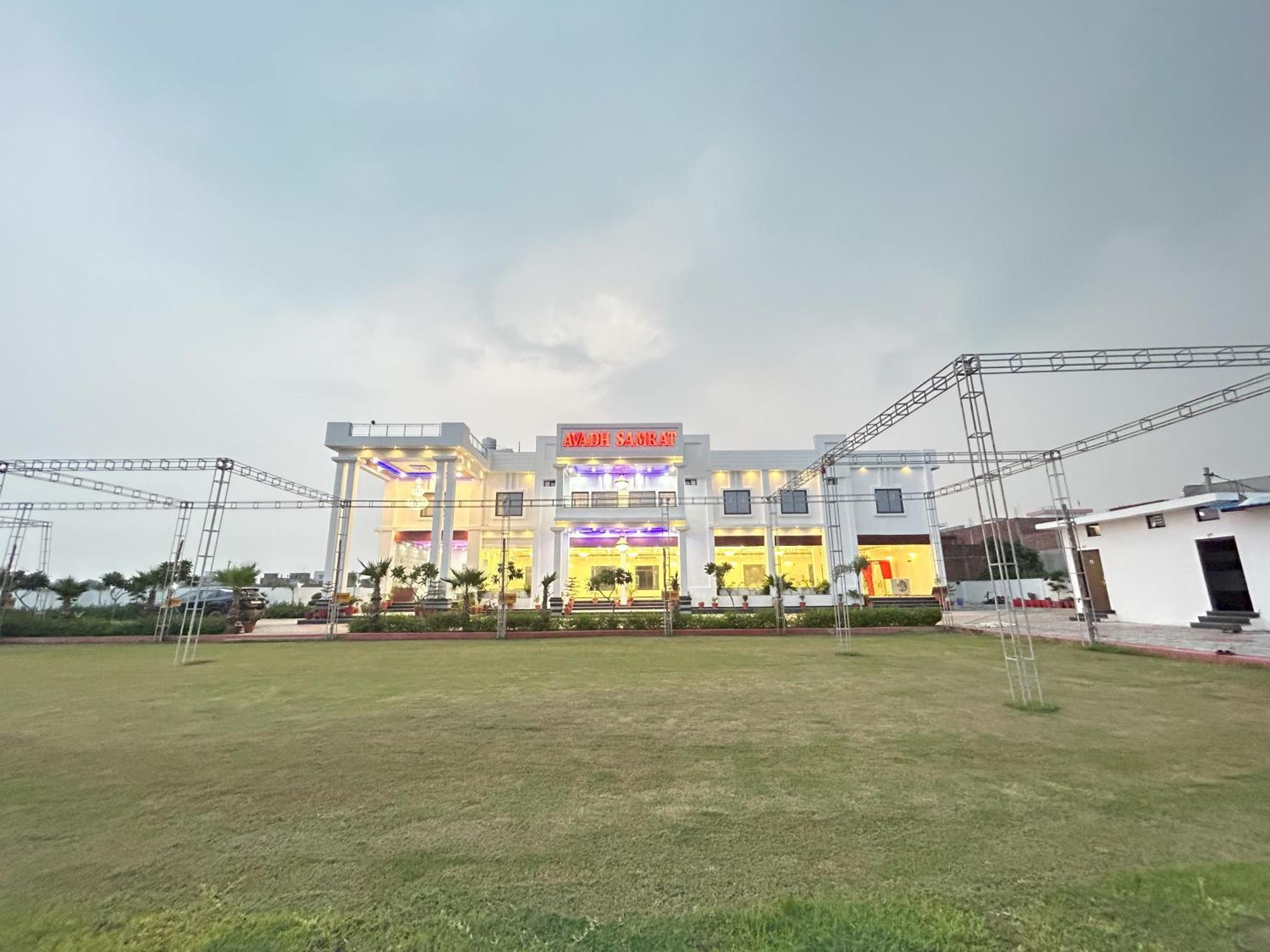 Awadh Samrat Resort Ayodhya ภายนอก รูปภาพ