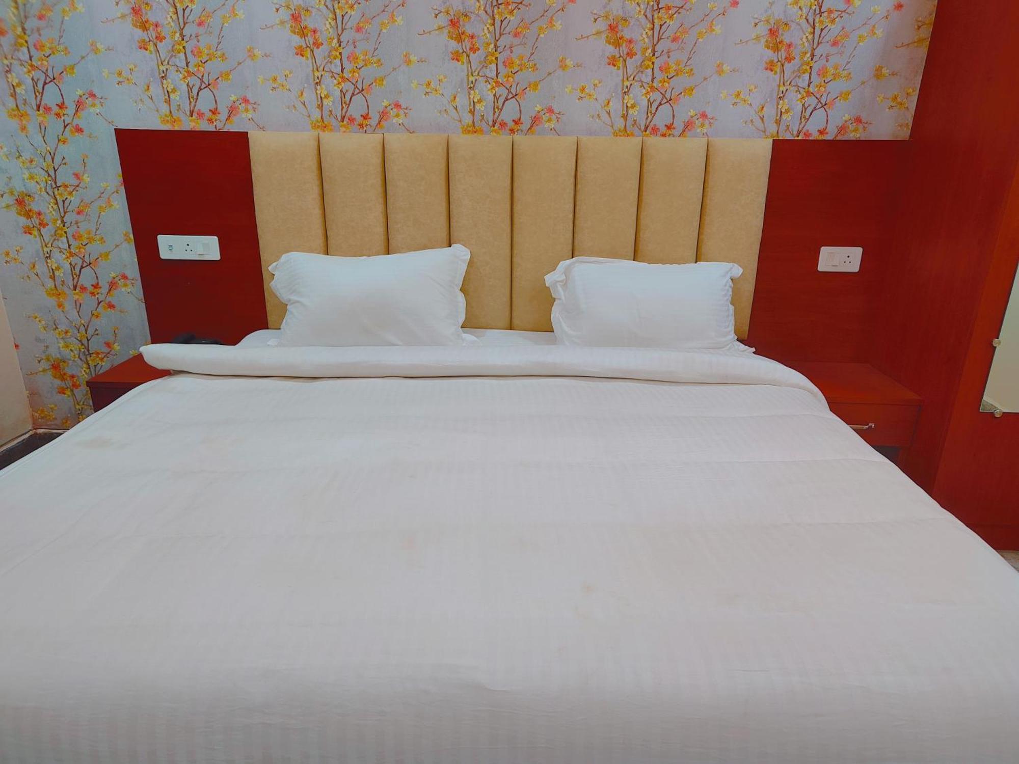 Awadh Samrat Resort Ayodhya ภายนอก รูปภาพ